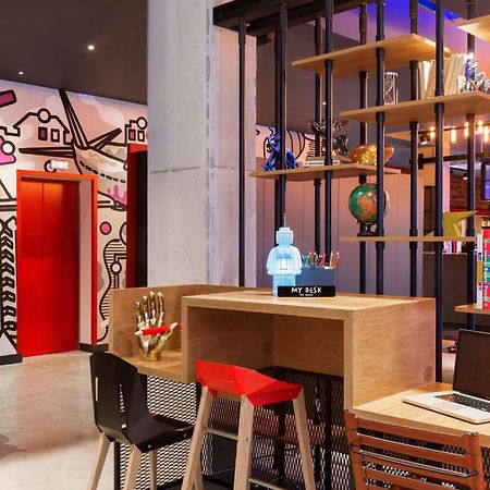 Отель Moxy Katowice Airport Пирзовице Экстерьер фото
