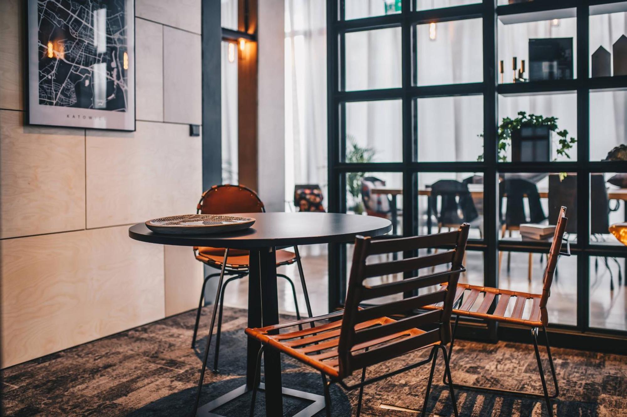 Отель Moxy Katowice Airport Пирзовице Экстерьер фото