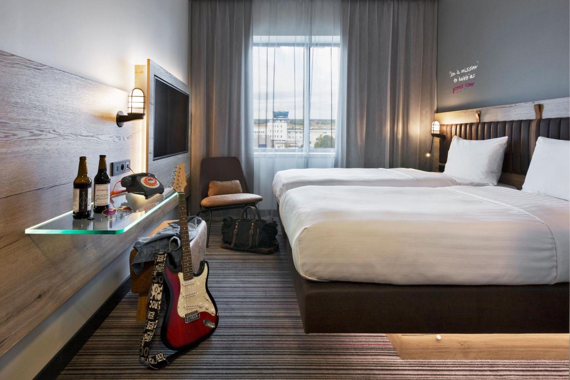 Отель Moxy Katowice Airport Пирзовице Экстерьер фото