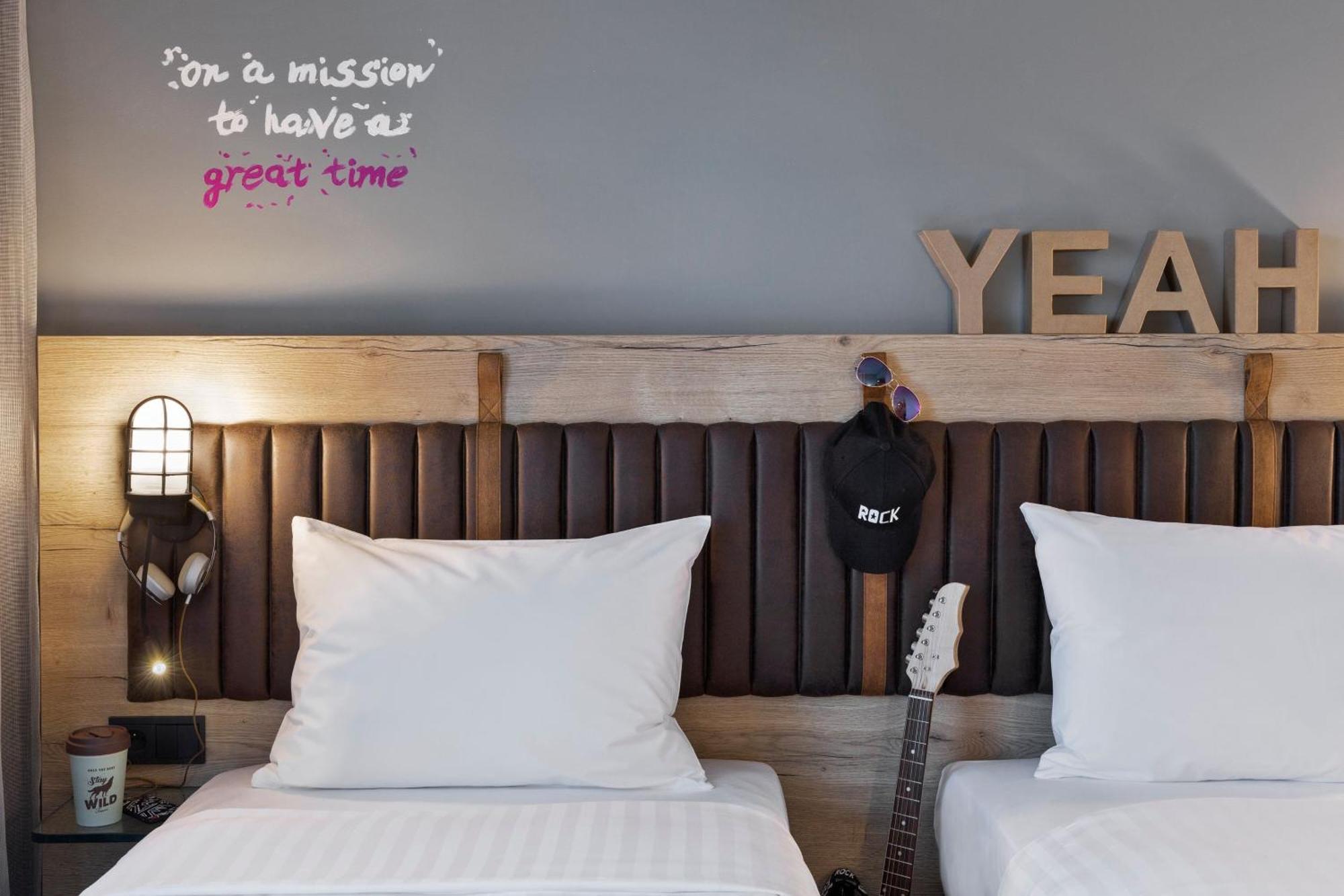 Отель Moxy Katowice Airport Пирзовице Экстерьер фото