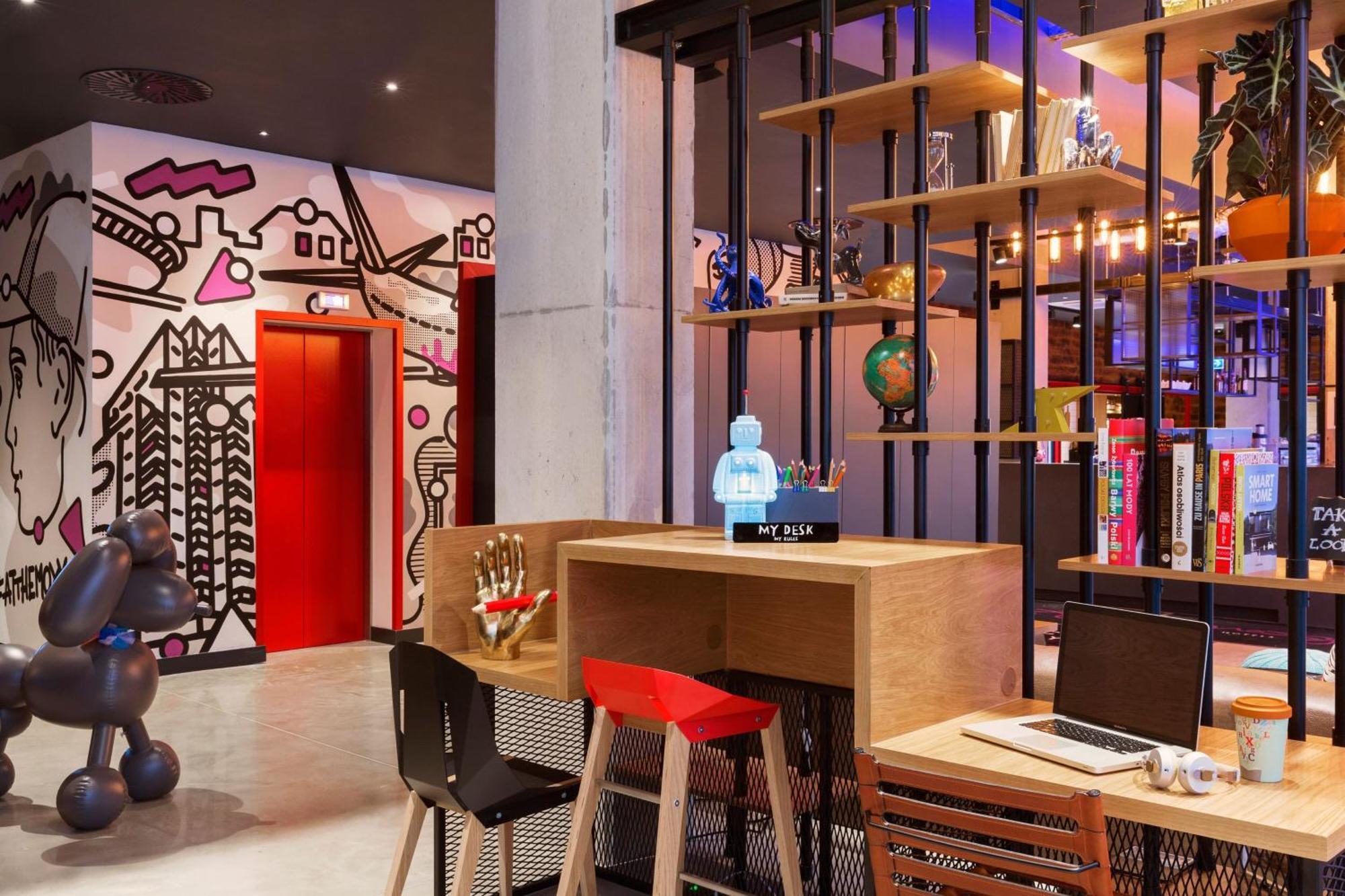 Отель Moxy Katowice Airport Пирзовице Экстерьер фото