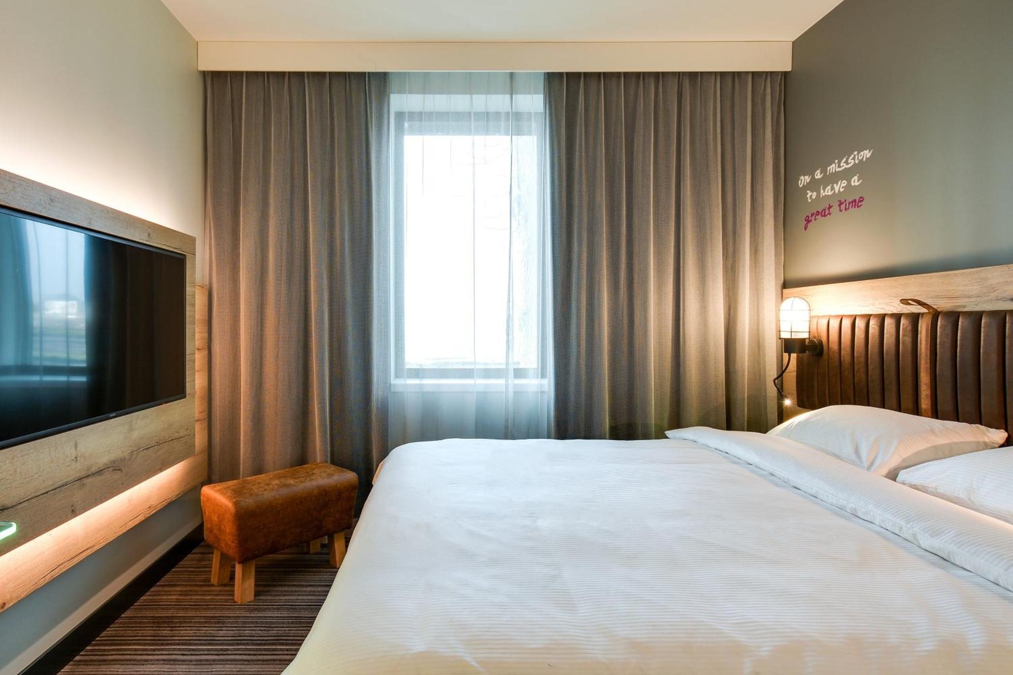 Отель Moxy Katowice Airport Пирзовице Экстерьер фото