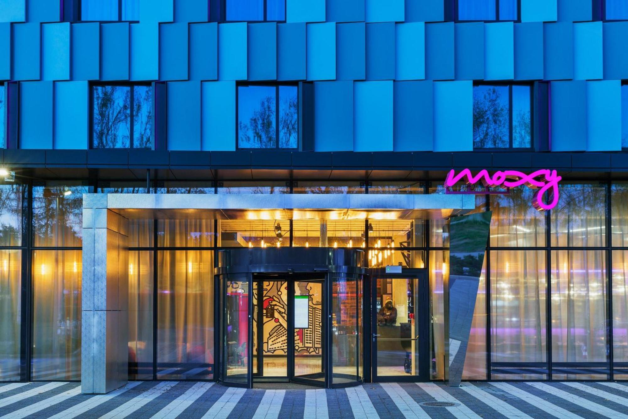 Отель Moxy Katowice Airport Пирзовице Экстерьер фото